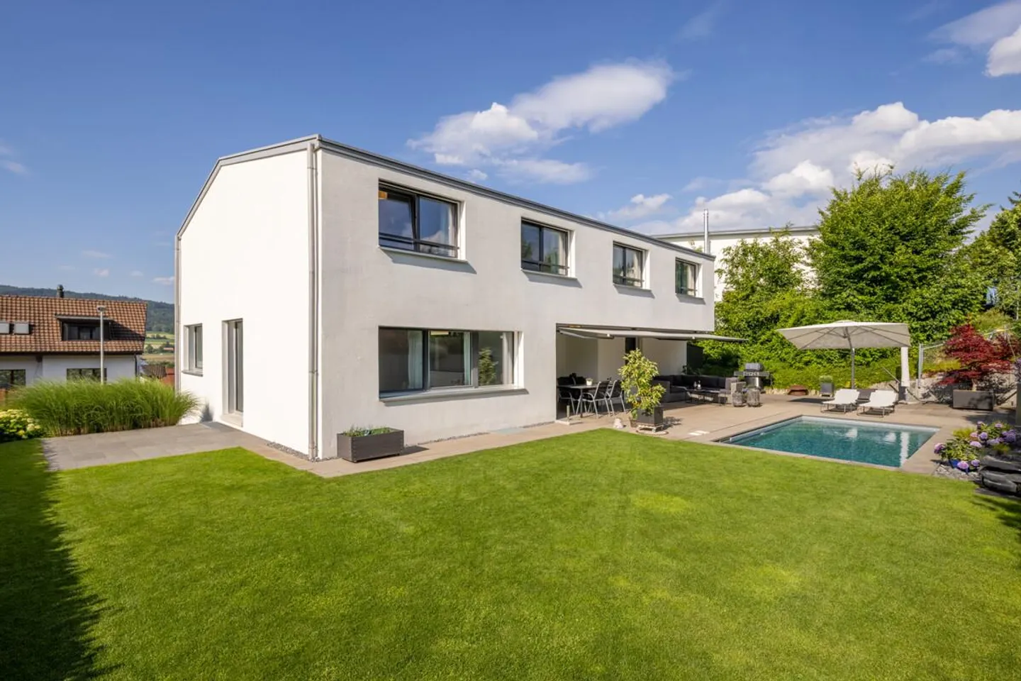 Dänikon: spacious single-family house with garden, pool and sauna - Photo 1 of 5