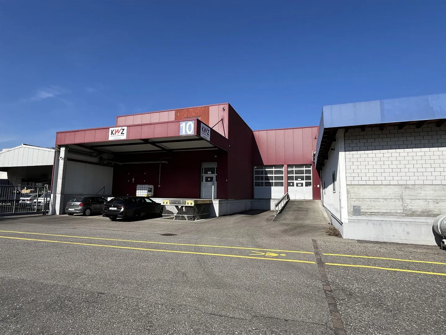 Modern industrial hall with versatile usage options in Brugg - Photo 1 of 9