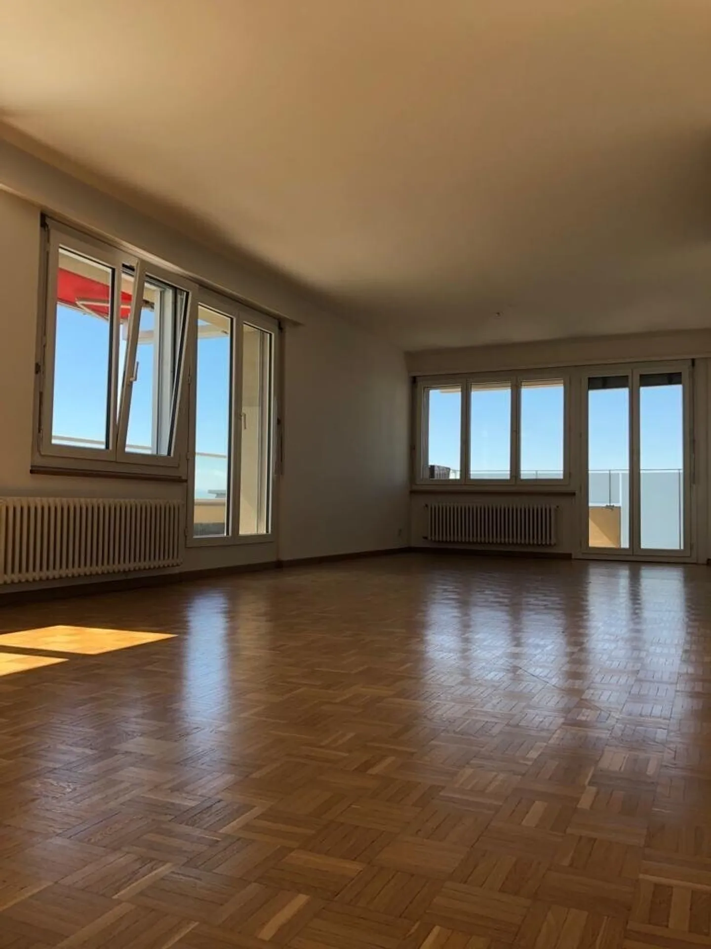 Appartamento con 5.5 stanze e vista sul lago di Neuchâtel - Foto 4 di 9
