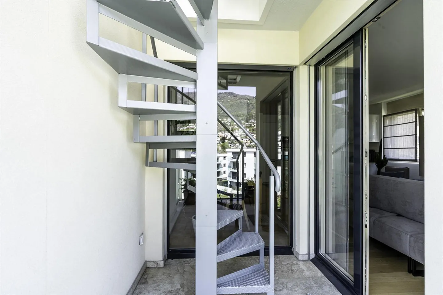 Penthouse moderne et lumineux de 3,5 pièces avec grande terrasse panoramique – Vacallo - Photo 4 sur 13