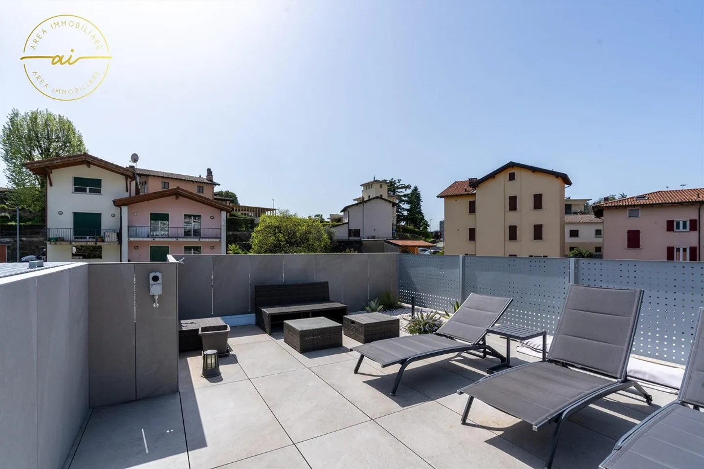 Penthouse moderne et lumineux de 3,5 pièces avec grande terrasse panoramique – Vacallo - Photo 3 sur 13