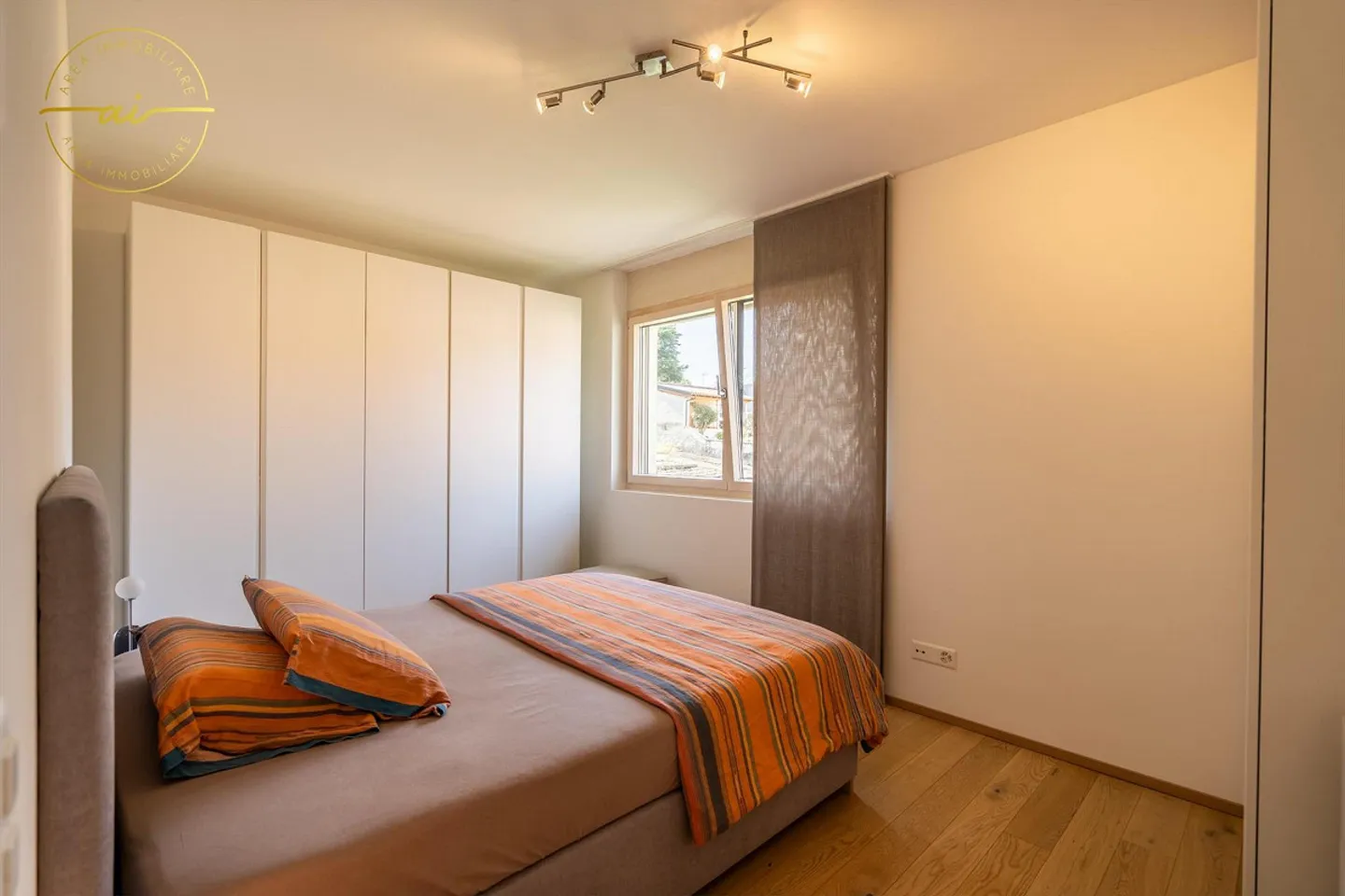 Penthouse moderne et lumineux de 3,5 pièces avec grande terrasse panoramique – Vacallo - Photo 11 sur 13