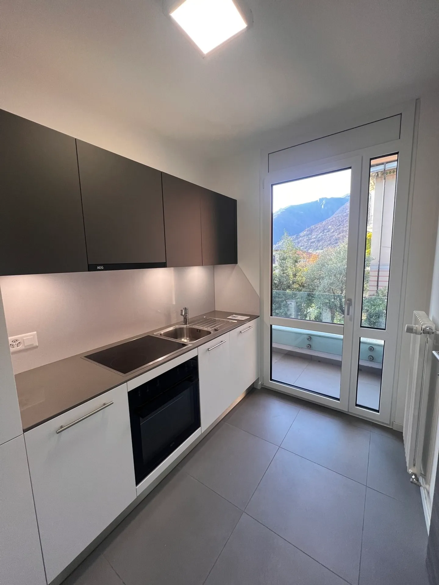 Appartement lumineux de 2,5 pièces dans un bâtiment récemment rénové - Photo 2 sur 8