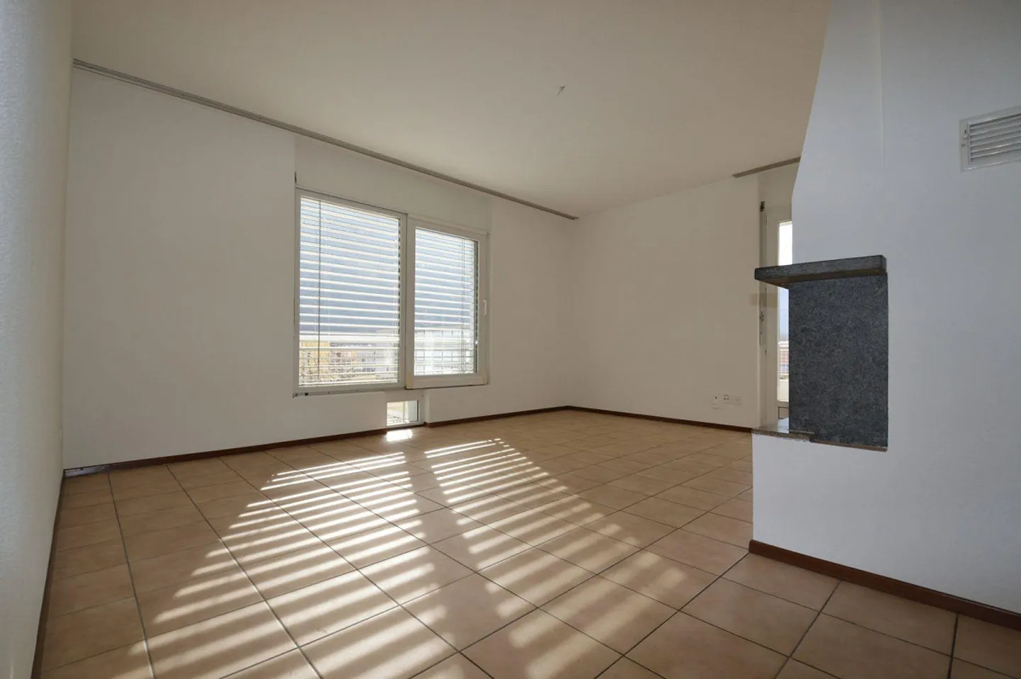 CADENAZZO - 4.5-Zimmer-Wohnung mit viel Platz und ausgezeichneter Ausrichtung - Foto 2 von 7