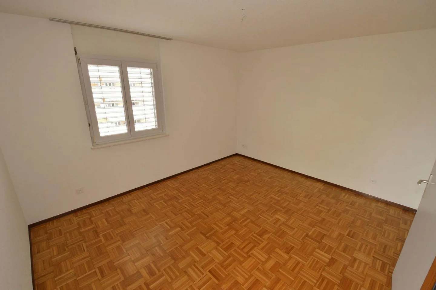 CADENAZZO - 4.5-Zimmer-Wohnung mit viel Platz und ausgezeichneter Ausrichtung - Foto 5 von 7