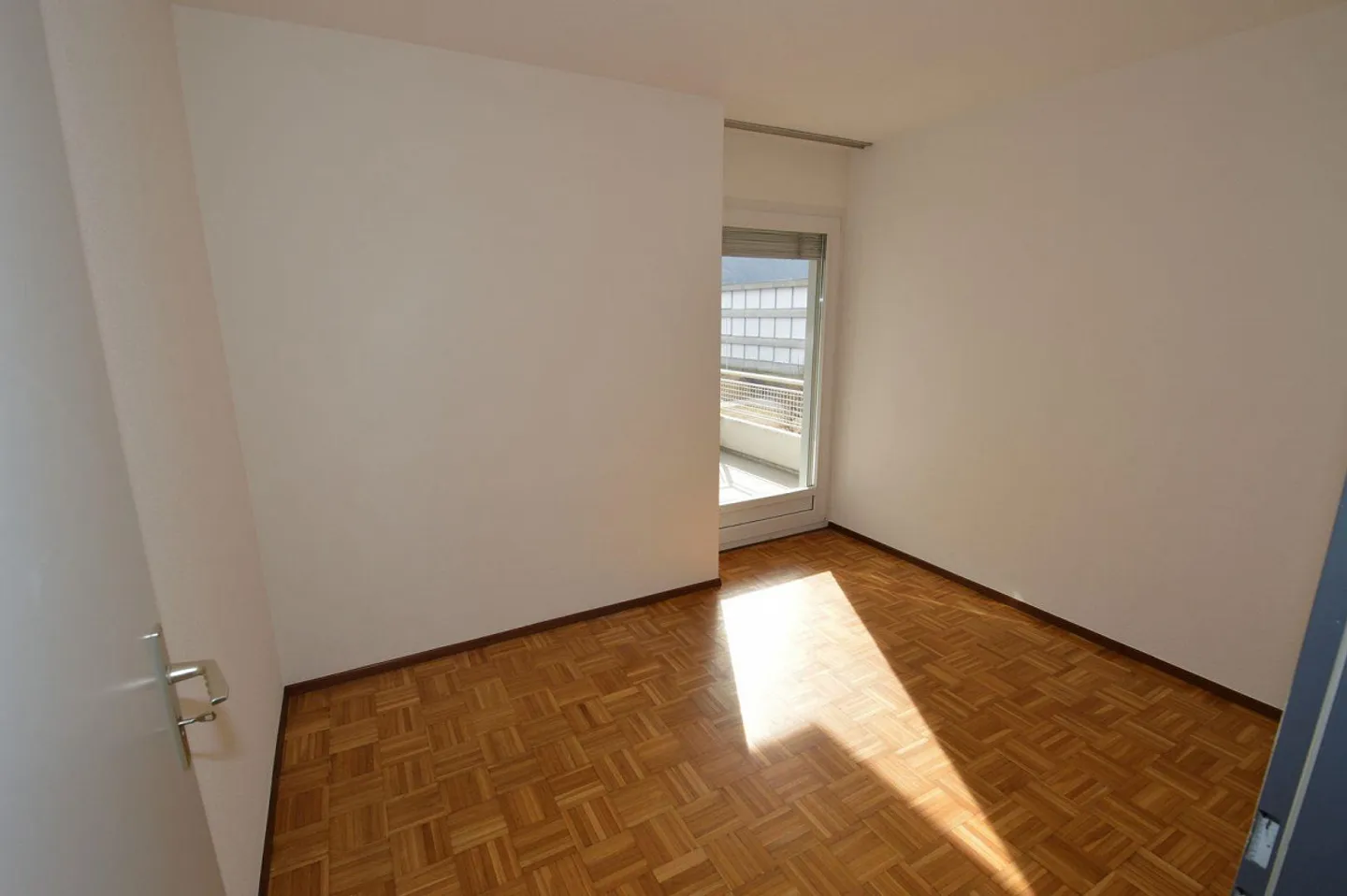 CADENAZZO - 4.5-Zimmer-Wohnung mit viel Platz und ausgezeichneter Ausrichtung - Foto 6 von 7