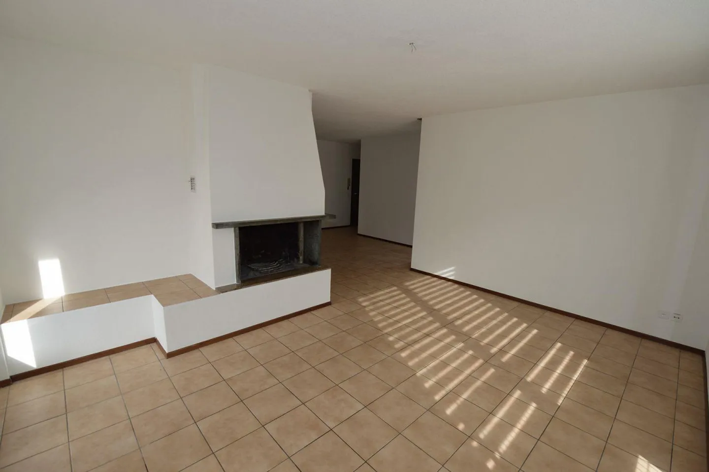 CADENAZZO - 4.5-Zimmer-Wohnung mit viel Platz und ausgezeichneter Ausrichtung - Foto 4 von 7