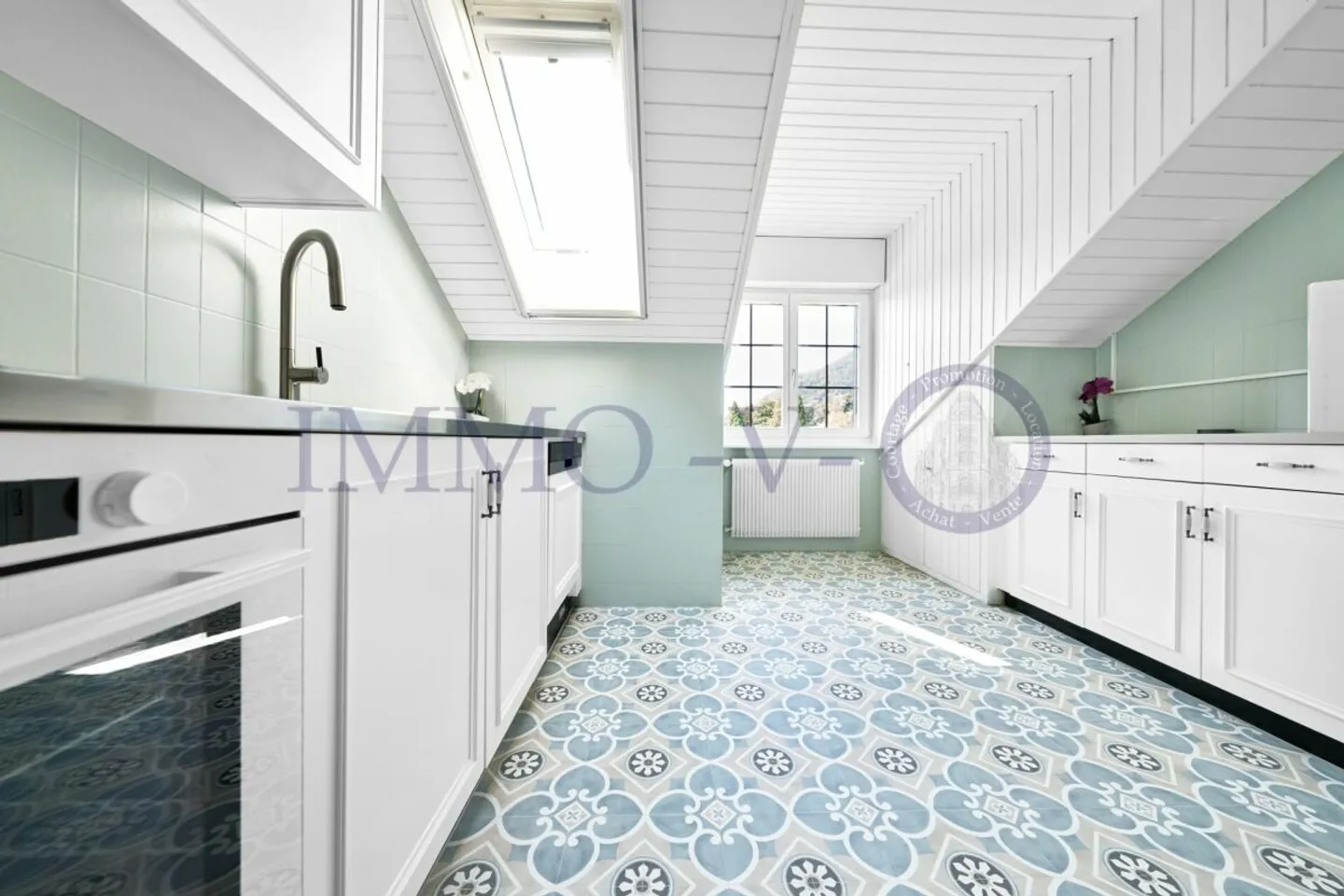 SPACIEUX ATTIQUE RENOVE AVEC CACHET AVEC BALCON-TERASSE VUE LAC - Foto 6 di 10