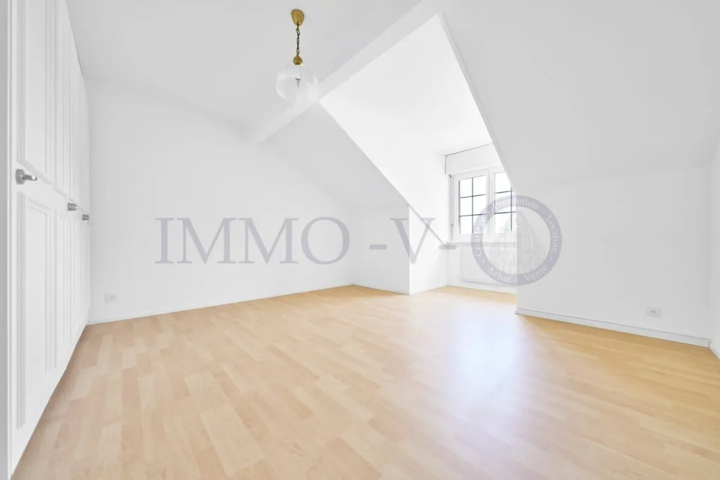 SPACIEUX ATTIQUE RENOVE AVEC CACHET AVEC BALCON-TERASSE VUE LAC - Foto 9 di 10