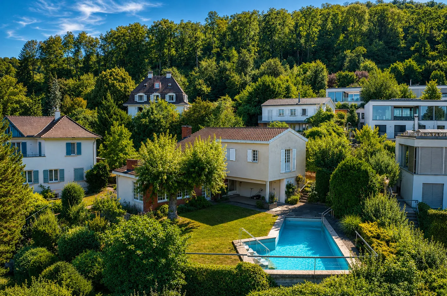 Charming 5-room single-family house with garden, pool and panoramic view - Photo 1 of 11