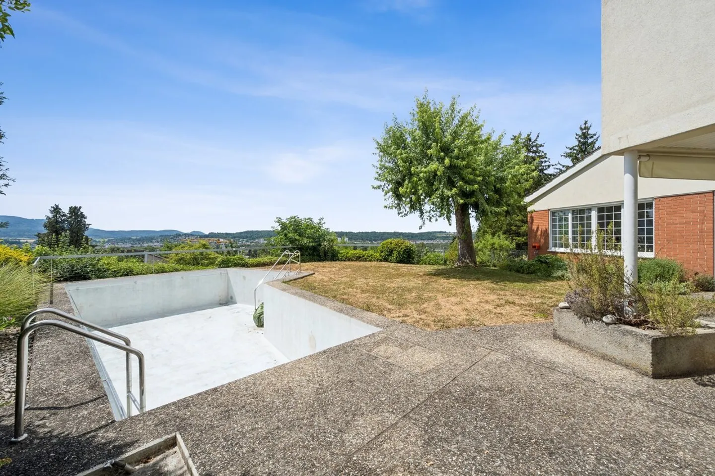 Charming 5-room single-family house with garden, pool and panoramic view - Photo 2 of 11