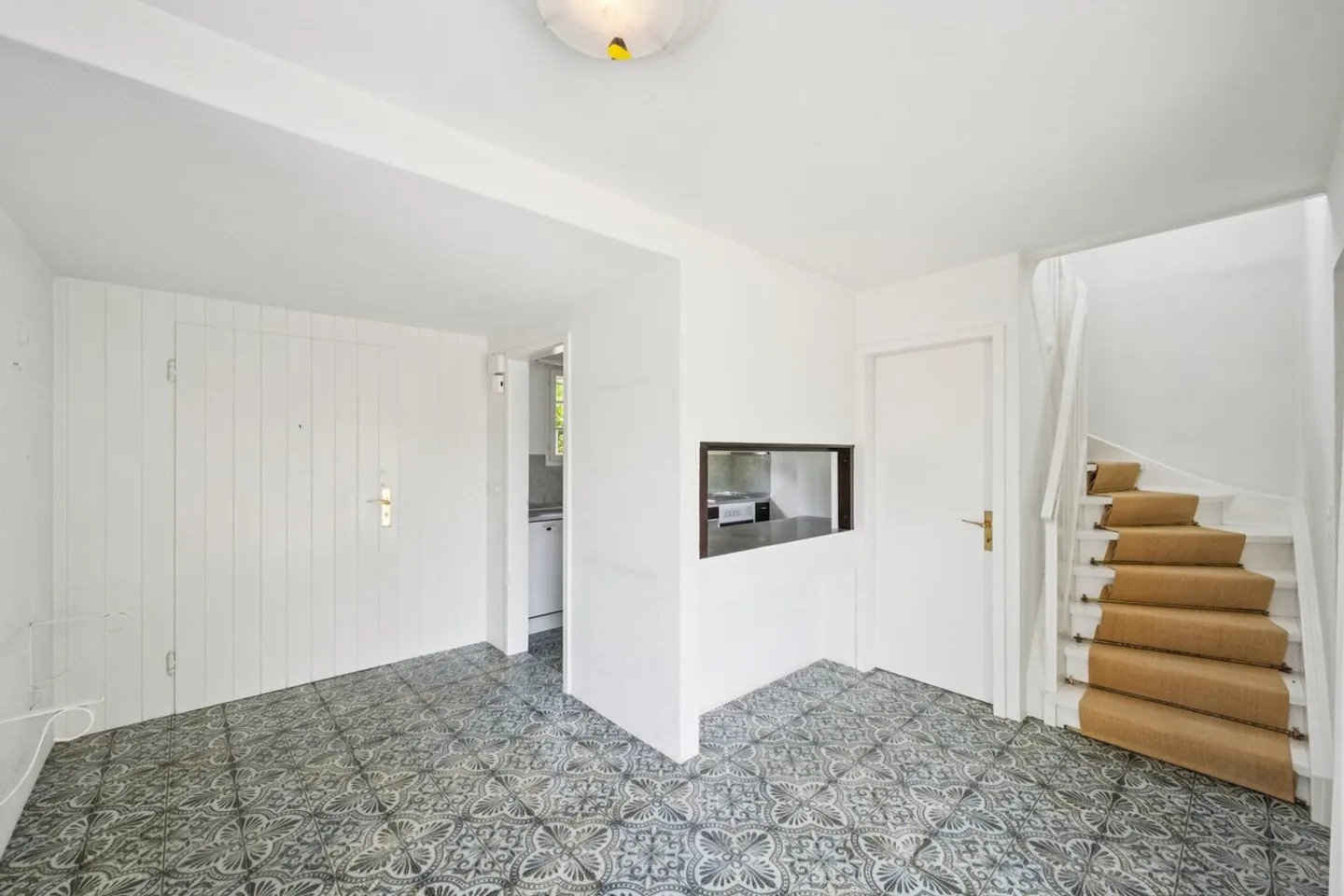 Charming 5-room single-family house with garden, pool and panoramic view - Photo 3 of 11