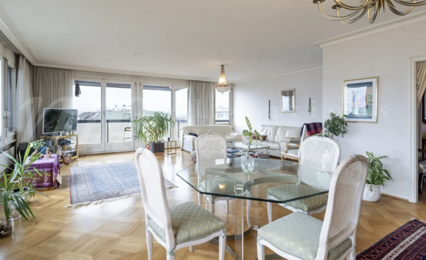 CHARMANT APPARTEMENT DE 180 M2 AVEC BELLE VUE PANORAMIQUE SUR LA VILLE !! ET 3 B - Photo 5 sur 9