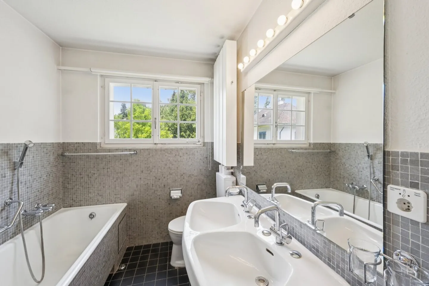 Charming 5-room single-family house with garden, pool and panoramic view - Photo 5 of 11
