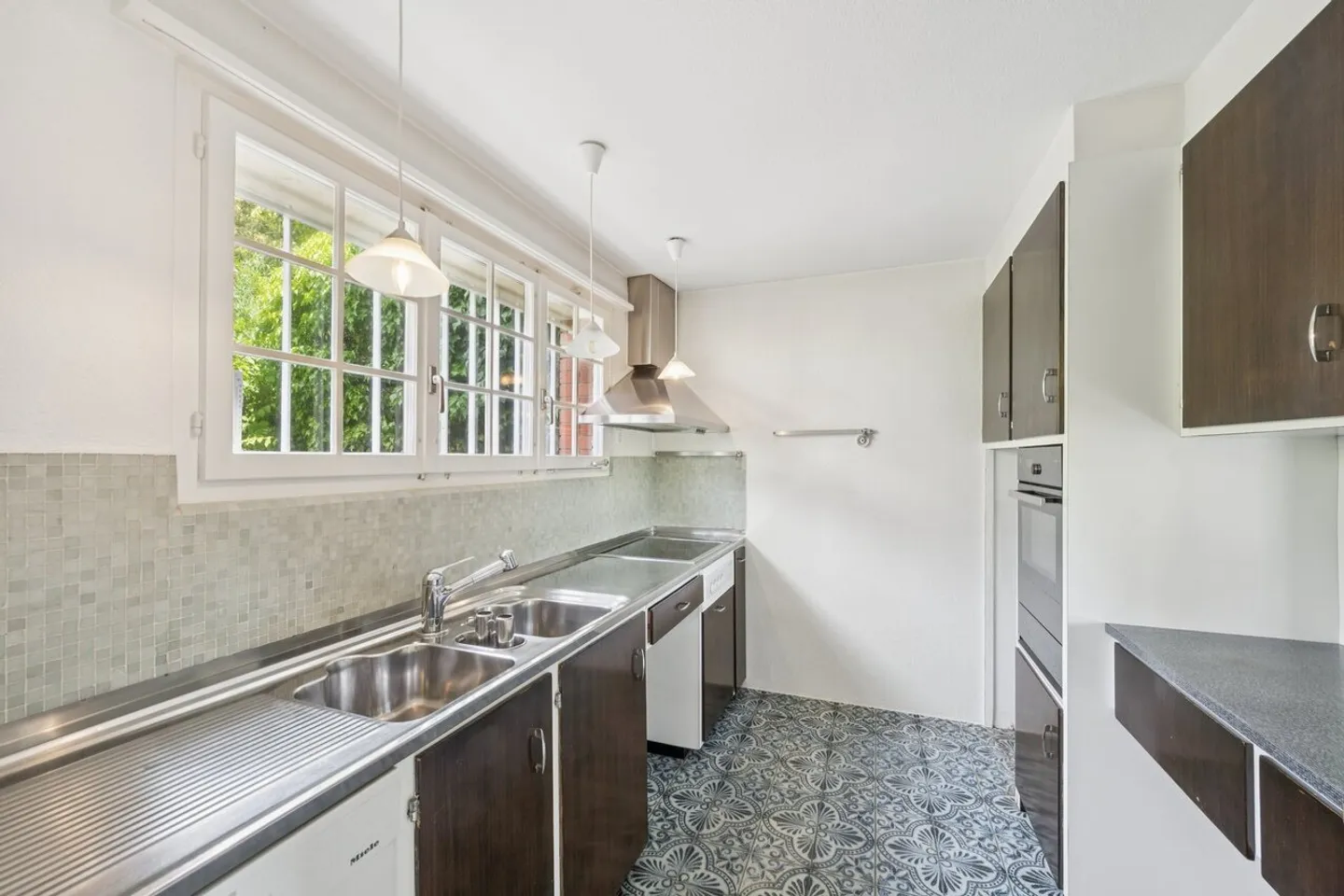 Charming 5-room single-family house with garden, pool and panoramic view - Photo 4 of 11