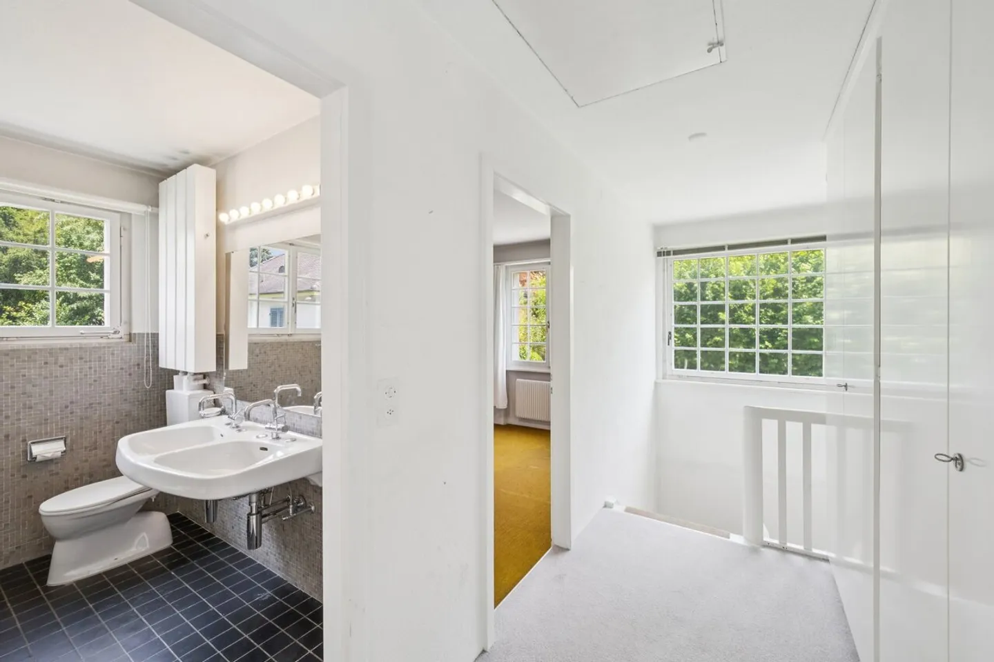 Charming 5-room single-family house with garden, pool and panoramic view - Photo 8 of 11