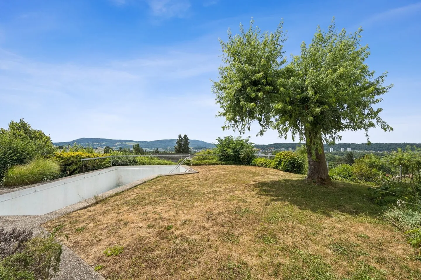 Charming 5-room single-family house with garden, pool and panoramic view - Photo 11 of 11