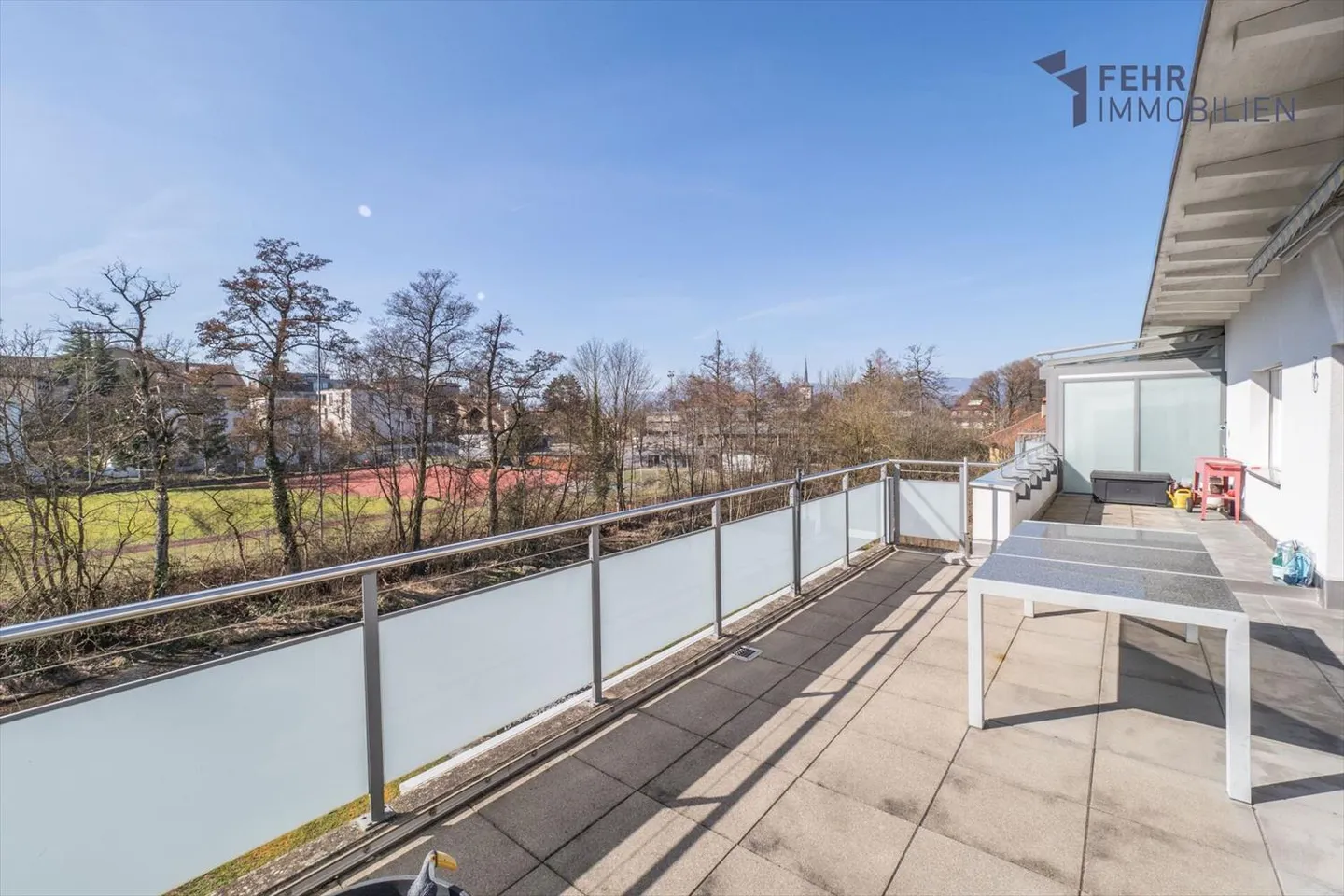 Fehr Real Estate - Sunny and Idyllic 4½-Room Penthouse Apartment - Photo 2 of 13