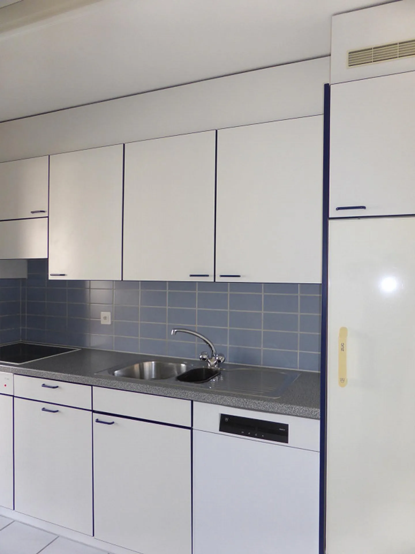 Friendly, bright apartment - Photo 2 of 8