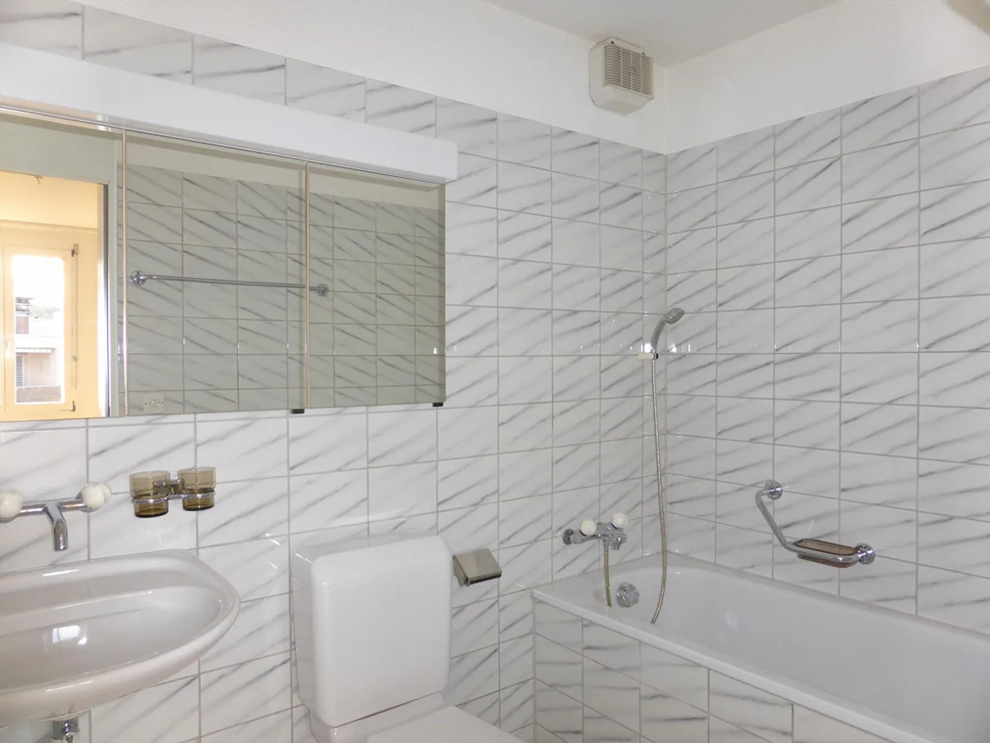 Friendly, bright apartment - Photo 5 of 8