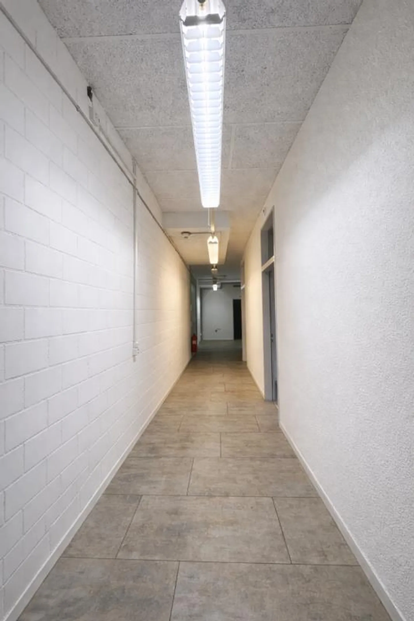 Espace de bureau au 1er sous-sol avec aménagement flexible des pièces - Photo 2 sur 6