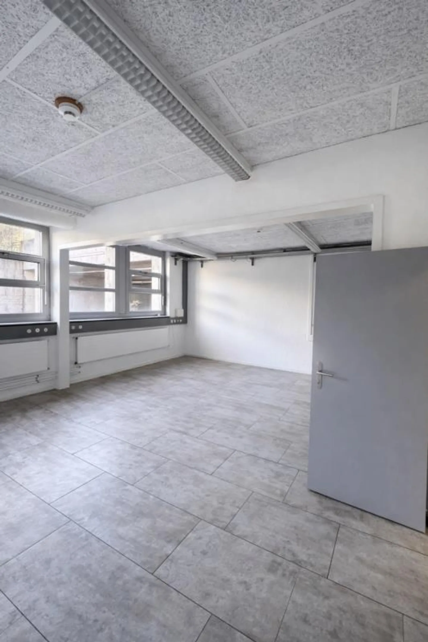 Espace de bureau au 1er sous-sol avec aménagement flexible des pièces - Photo 3 sur 6