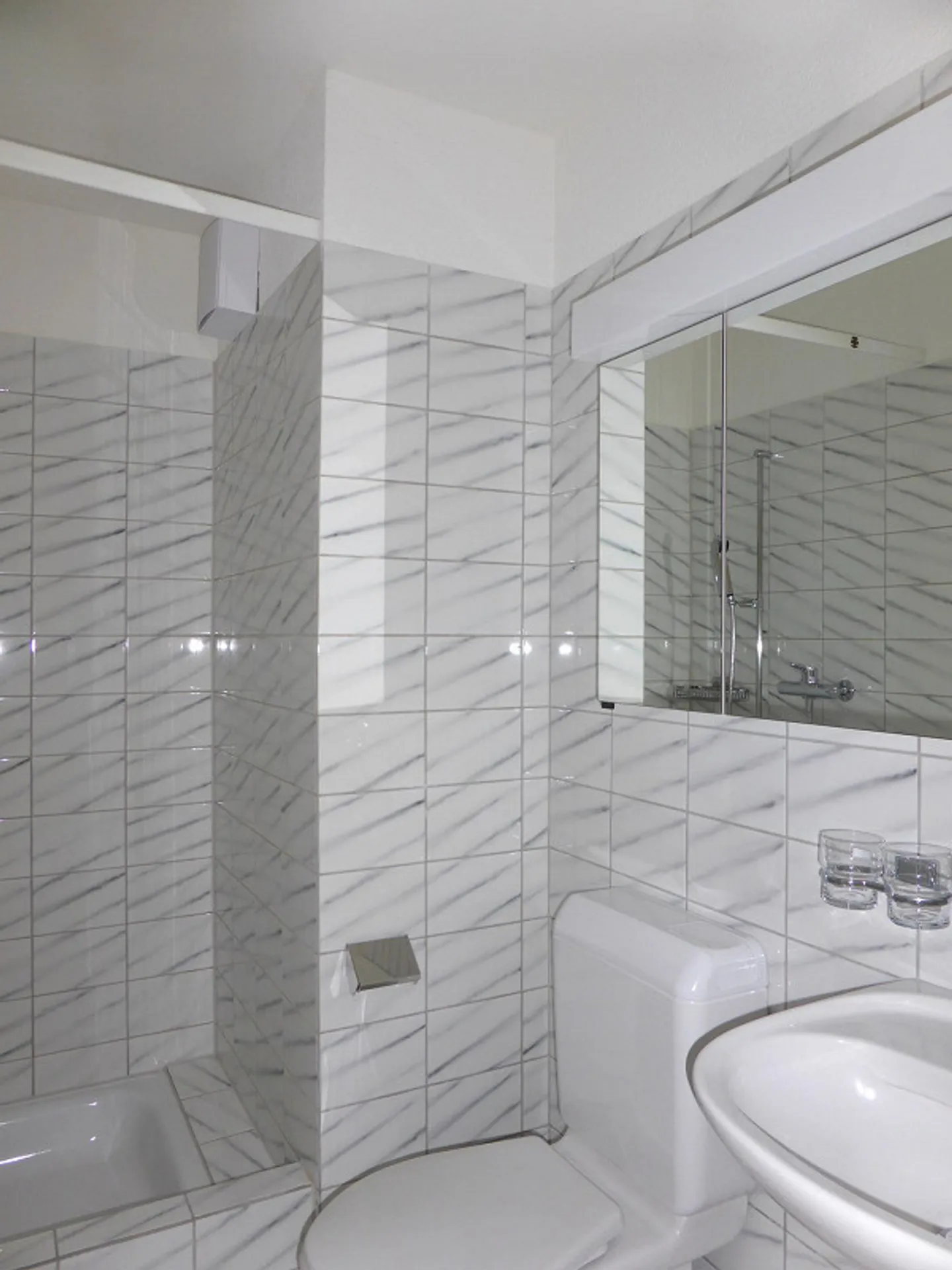 Friendly, bright apartment - Photo 3 of 8