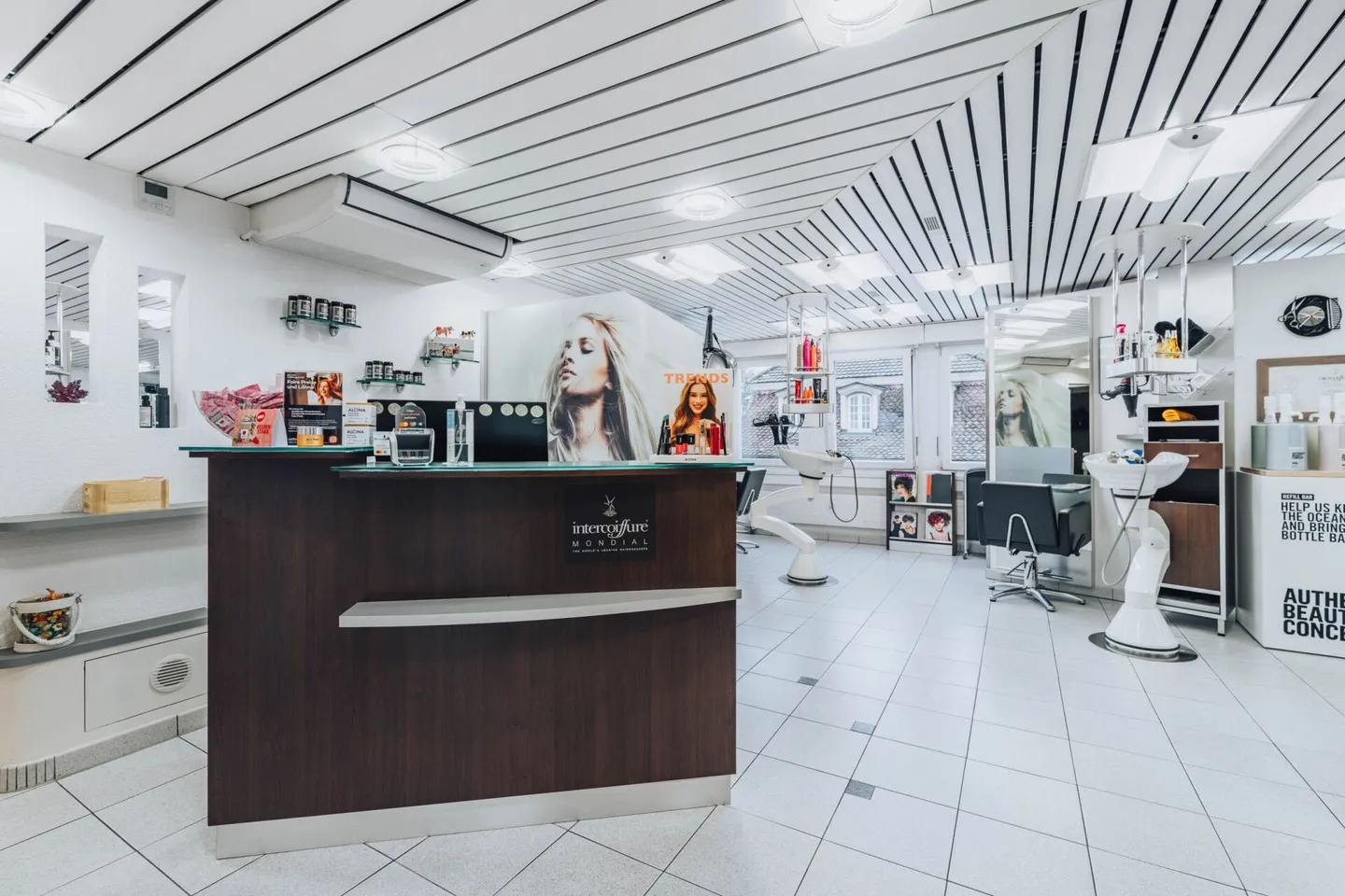 Salone di bellezza (spazio commerciale) 108m2 con due stanze adiacenti di 32m2 in affitto - Foto 1 di 10