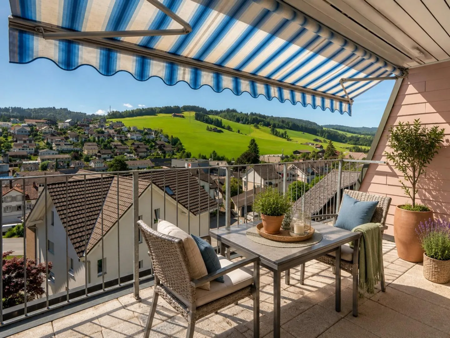 Appartement en attique de 4,5 pièces central avec deux balcons - Photo 1 sur 6
