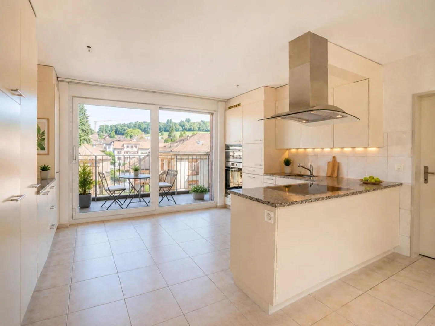 Appartement en attique de 4,5 pièces central avec deux balcons - Photo 3 sur 6