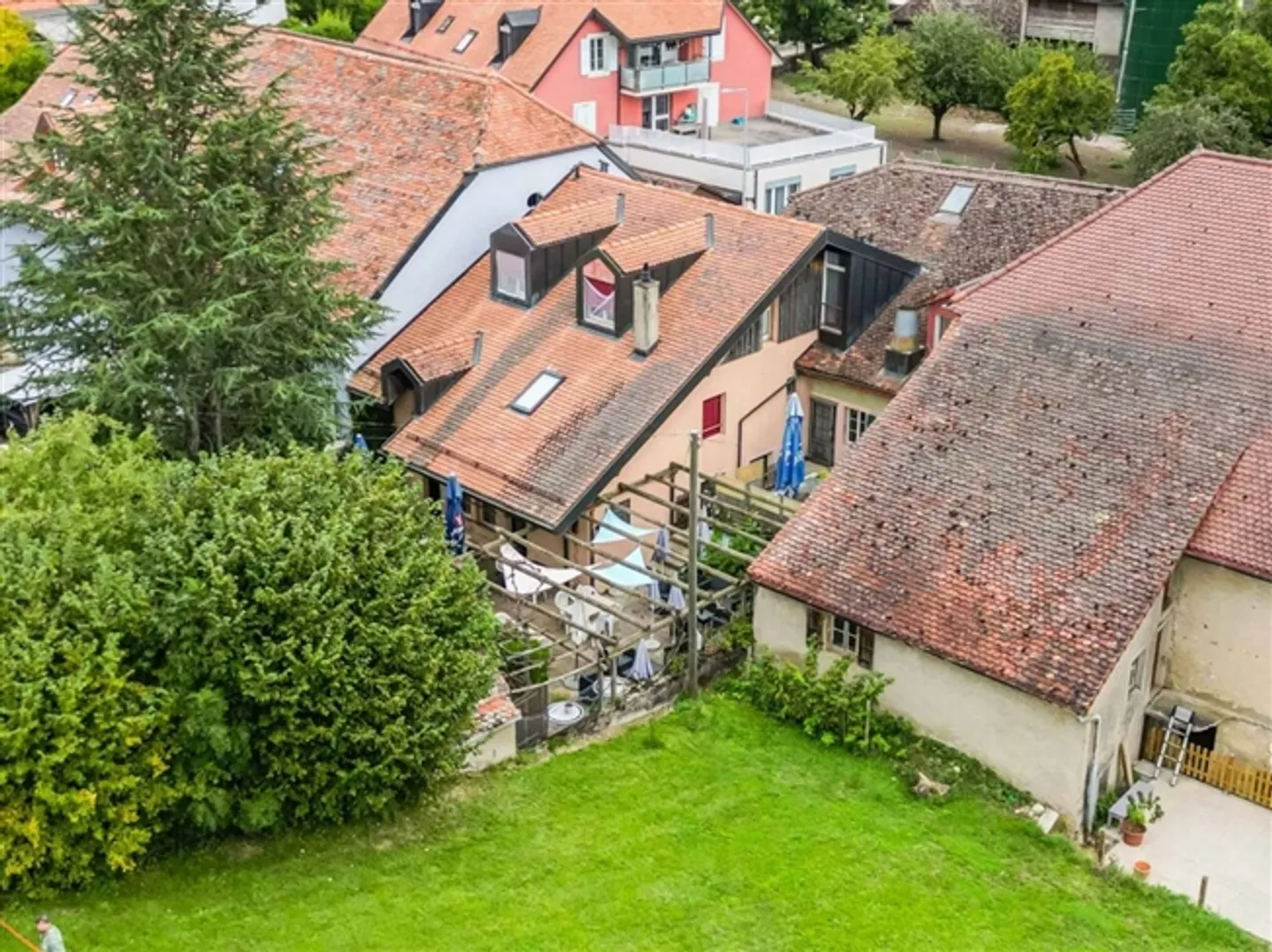 Mixed-use building in Agiez - Photo 7 of 9