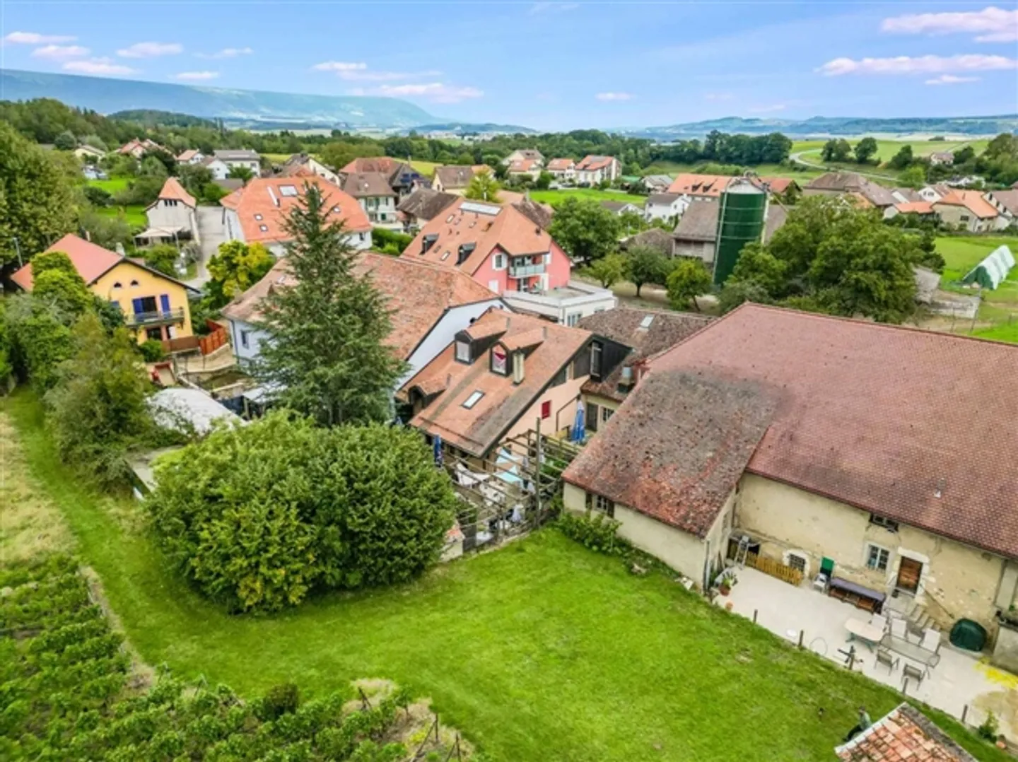 Mixed-use building in Agiez - Photo 1 of 9