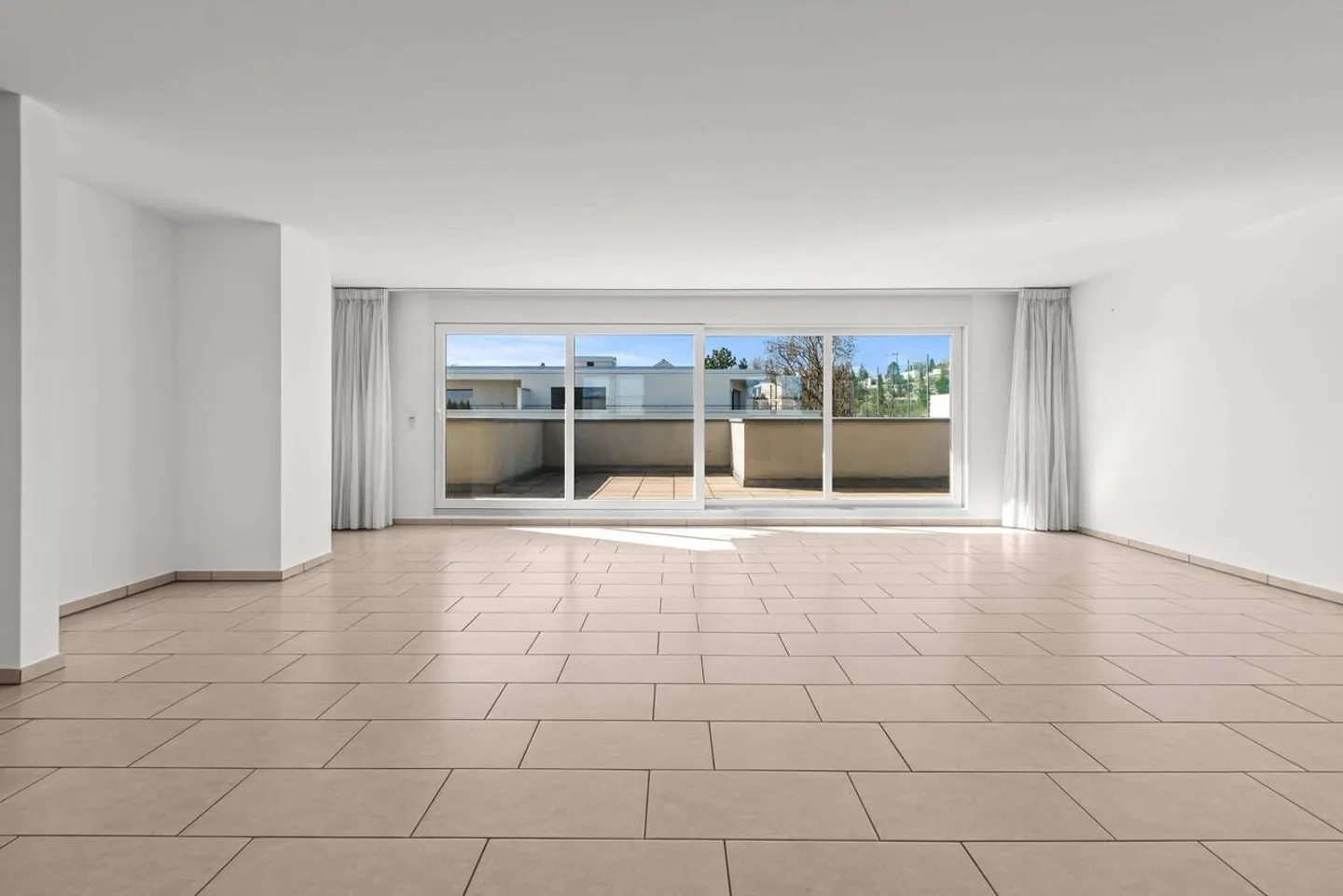Sunny penthouse apartment in a central location in Binningen! - Photo 2 of 9