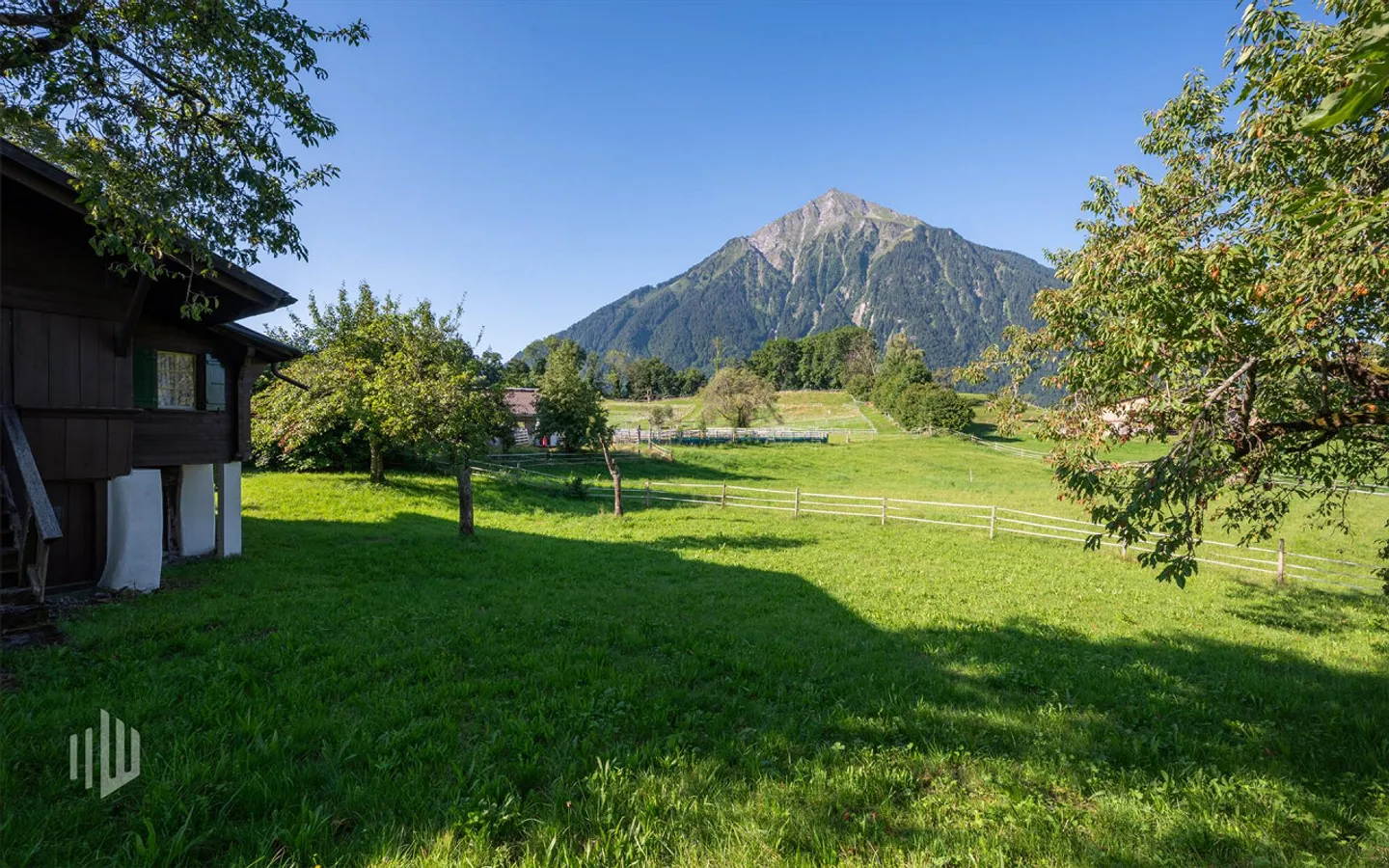 ImmoWyss - Grande riserva fondiaria con chalet rustico e vista sul Niesen - Foto 2 di 8