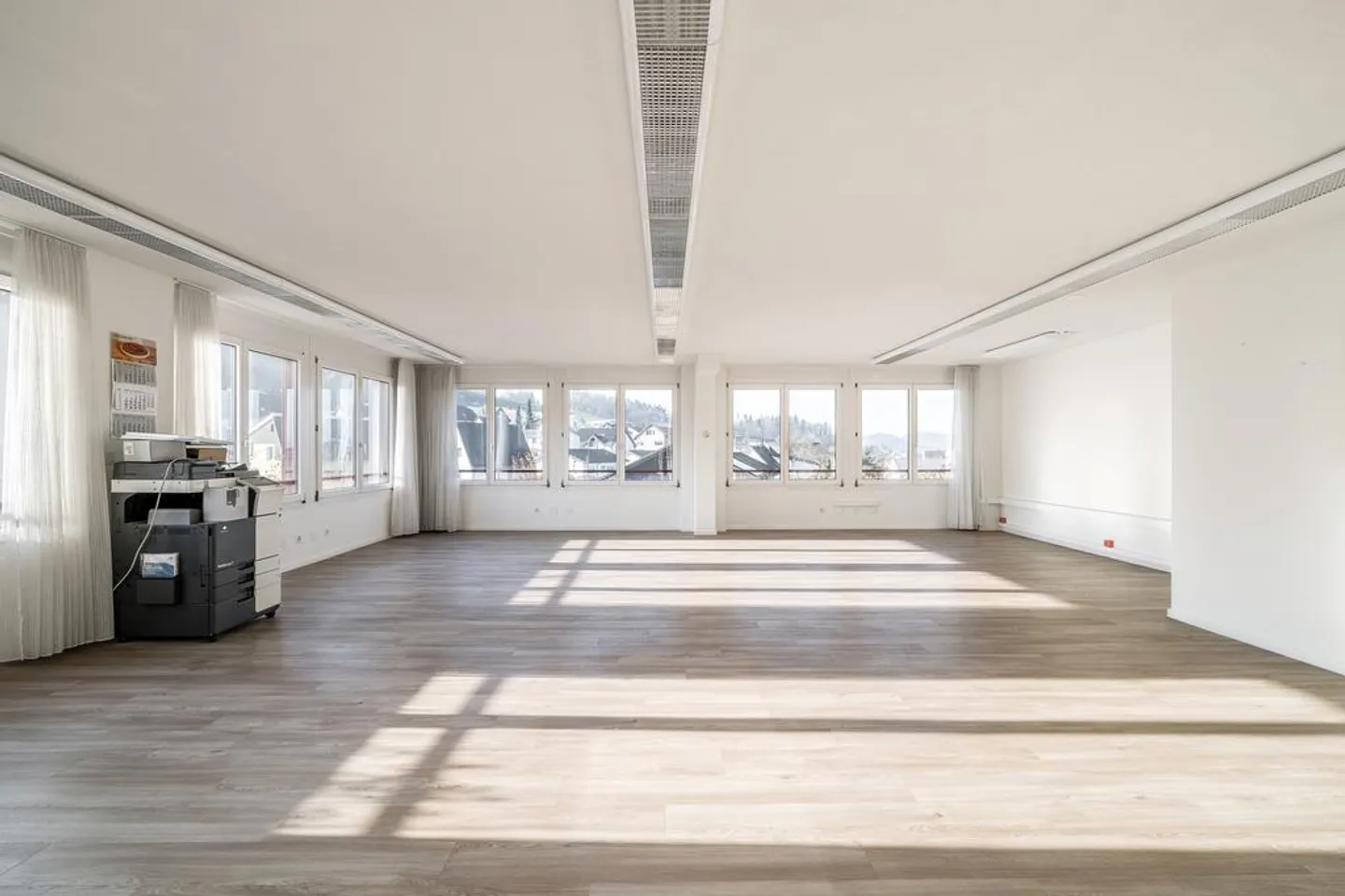 Vicino alla stazione! Spazi per uffici attraenti a Lausen - Foto 1 di 5