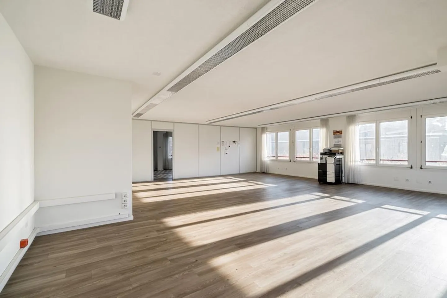 Vicino alla stazione! Spazi per uffici attraenti a Lausen - Foto 3 di 5