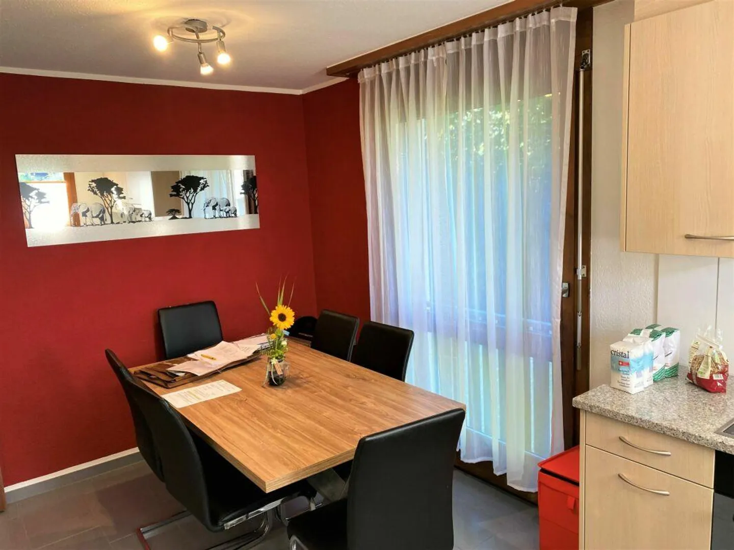 Well-maintained 4.5-room ground floor apartment with covered seating area - Photo 2 of 9