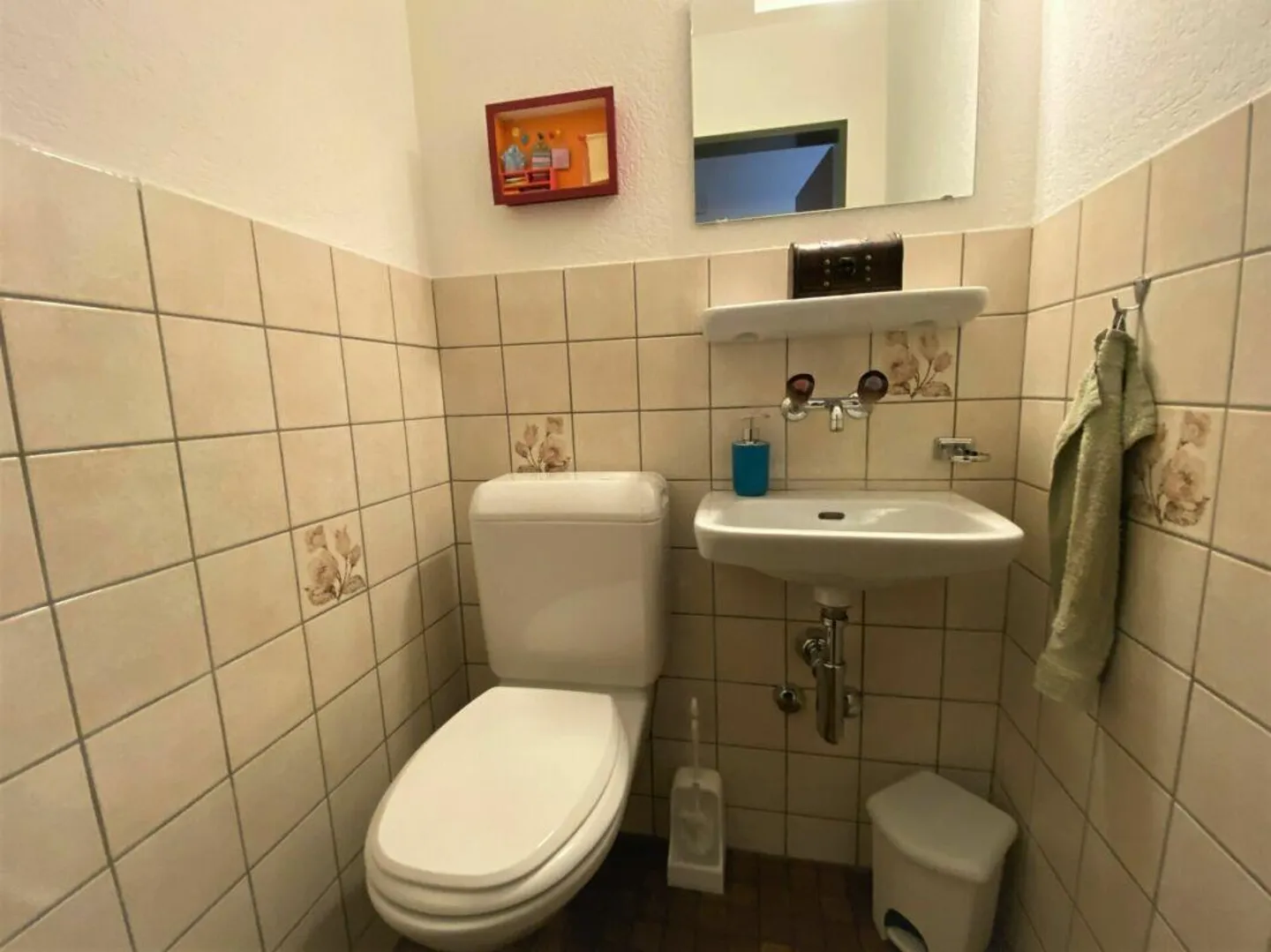 Well-maintained 4.5-room ground floor apartment with covered seating area - Photo 8 of 9