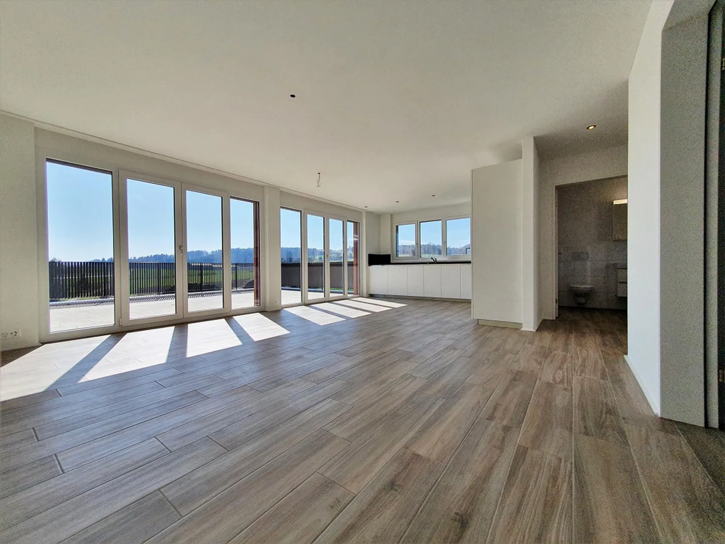 sonnige Attikawohnung mit herrllichem Weitblick - Photo 2 sur 11