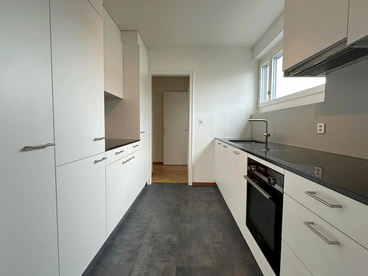 Bright 5.5-room apartment with fireplace and two balconies in Allschwil - Photo 2 of 17