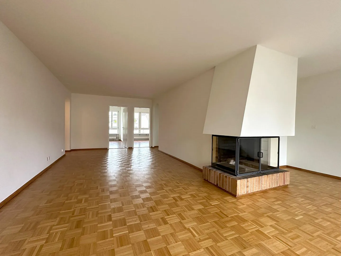 Bright 5.5-room apartment with fireplace and two balconies in Allschwil - Photo 3 of 17