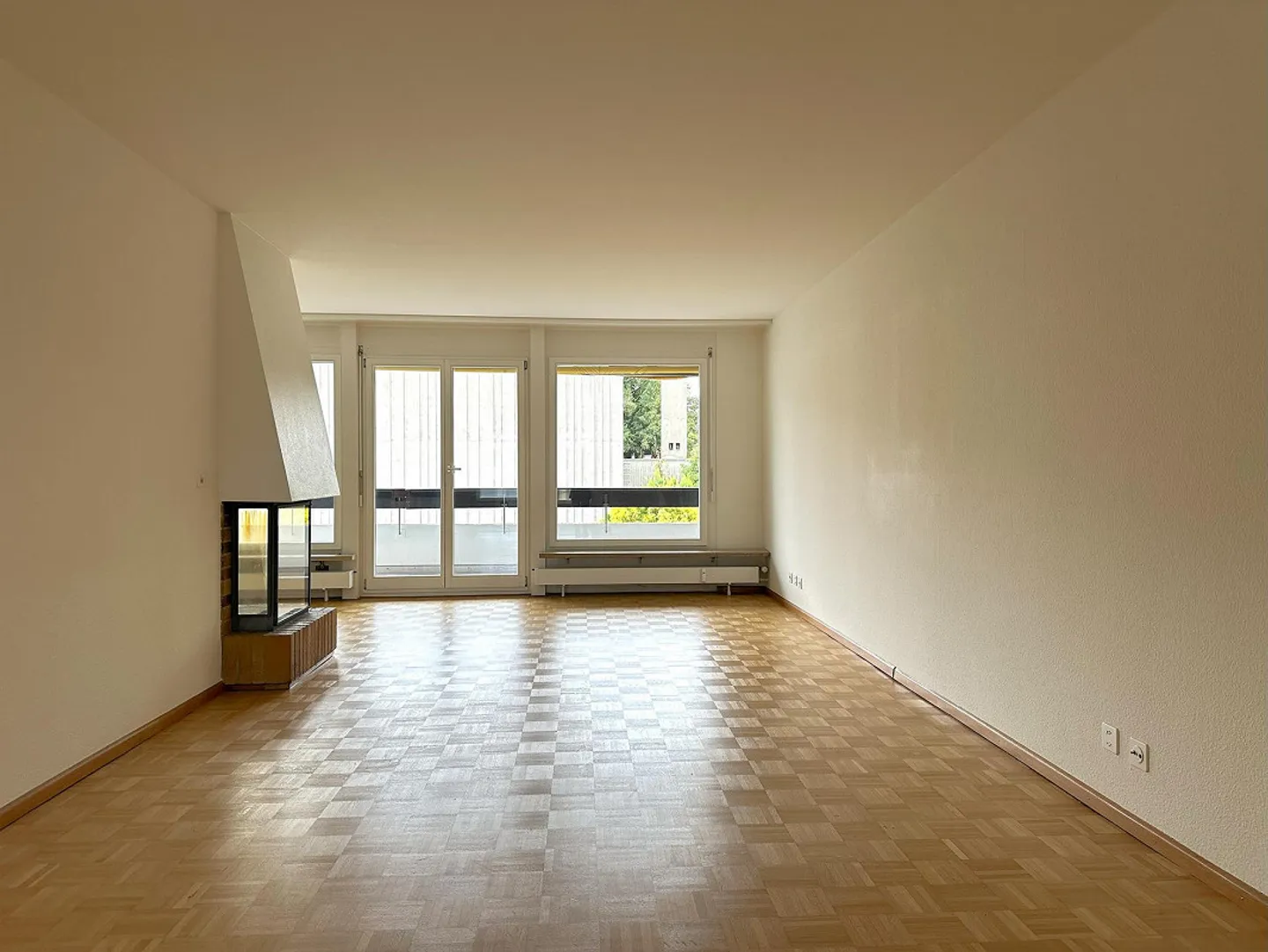 Bright 5.5-room apartment with fireplace and two balconies in Allschwil - Photo 4 of 17