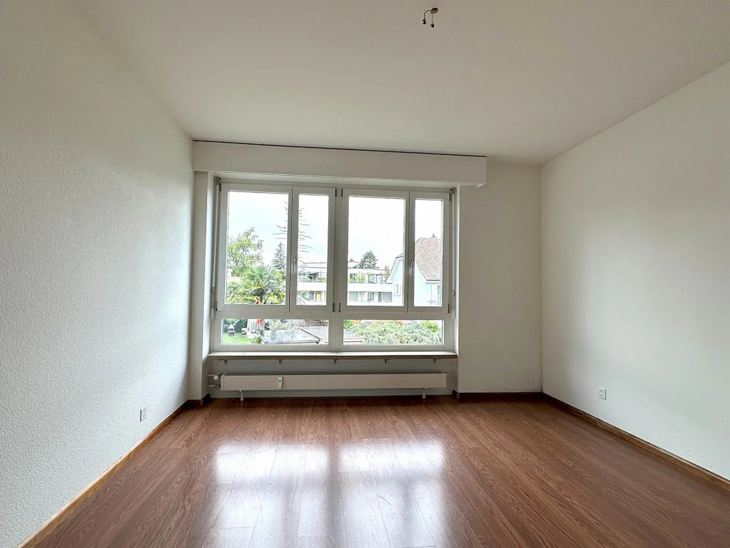 Bright 5.5-room apartment with fireplace and two balconies in Allschwil - Photo 6 of 17