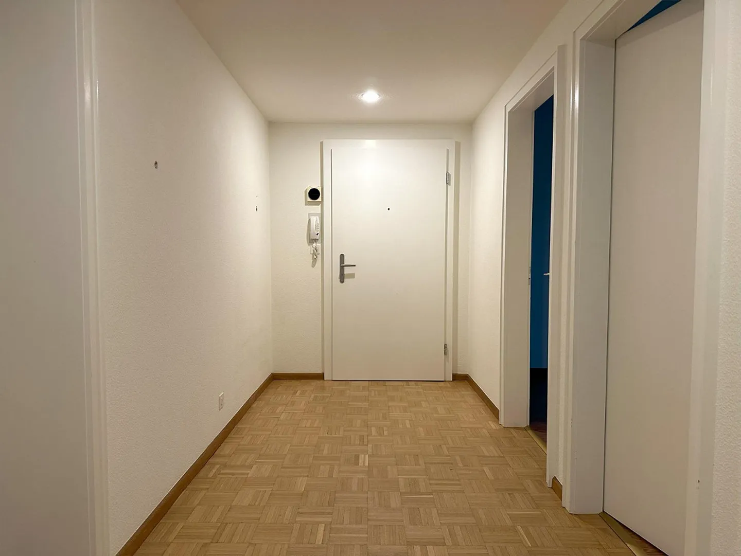 Bright 5.5-room apartment with fireplace and two balconies in Allschwil - Photo 5 of 17