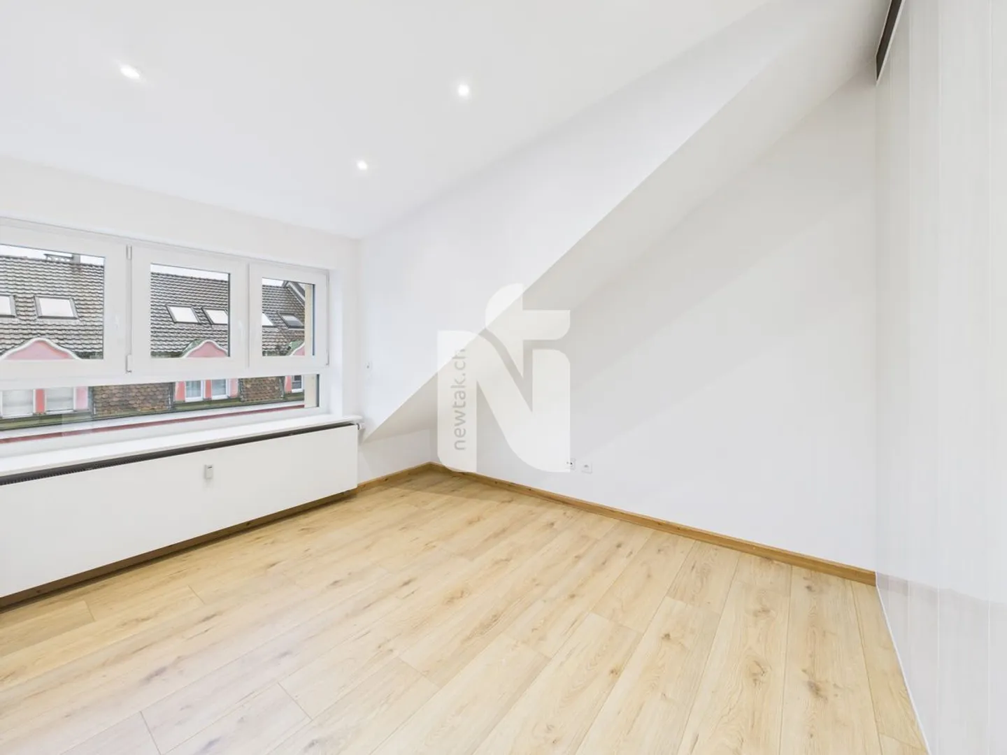 Charming 4.5-room penthouse apartment with large balcony and direct lift access - above the rooftops of Basel - Photo 3 of 10