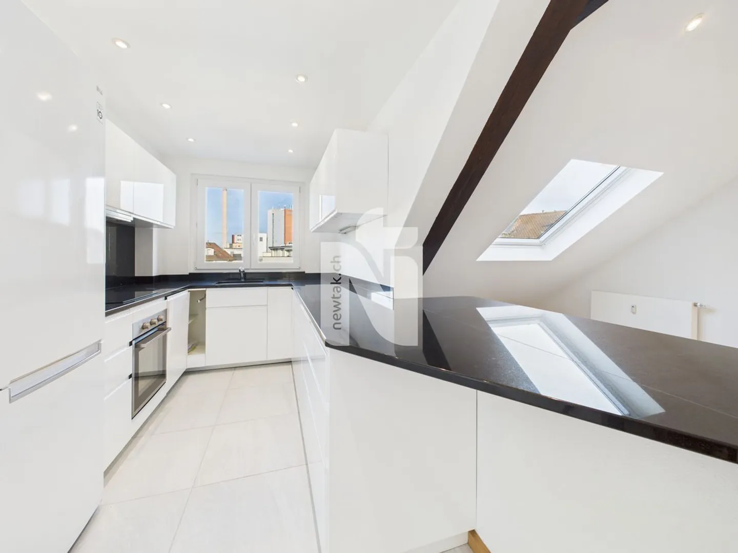 Charming 4.5-room penthouse apartment with large balcony and direct lift access - above the rooftops of Basel - Photo 7 of 10