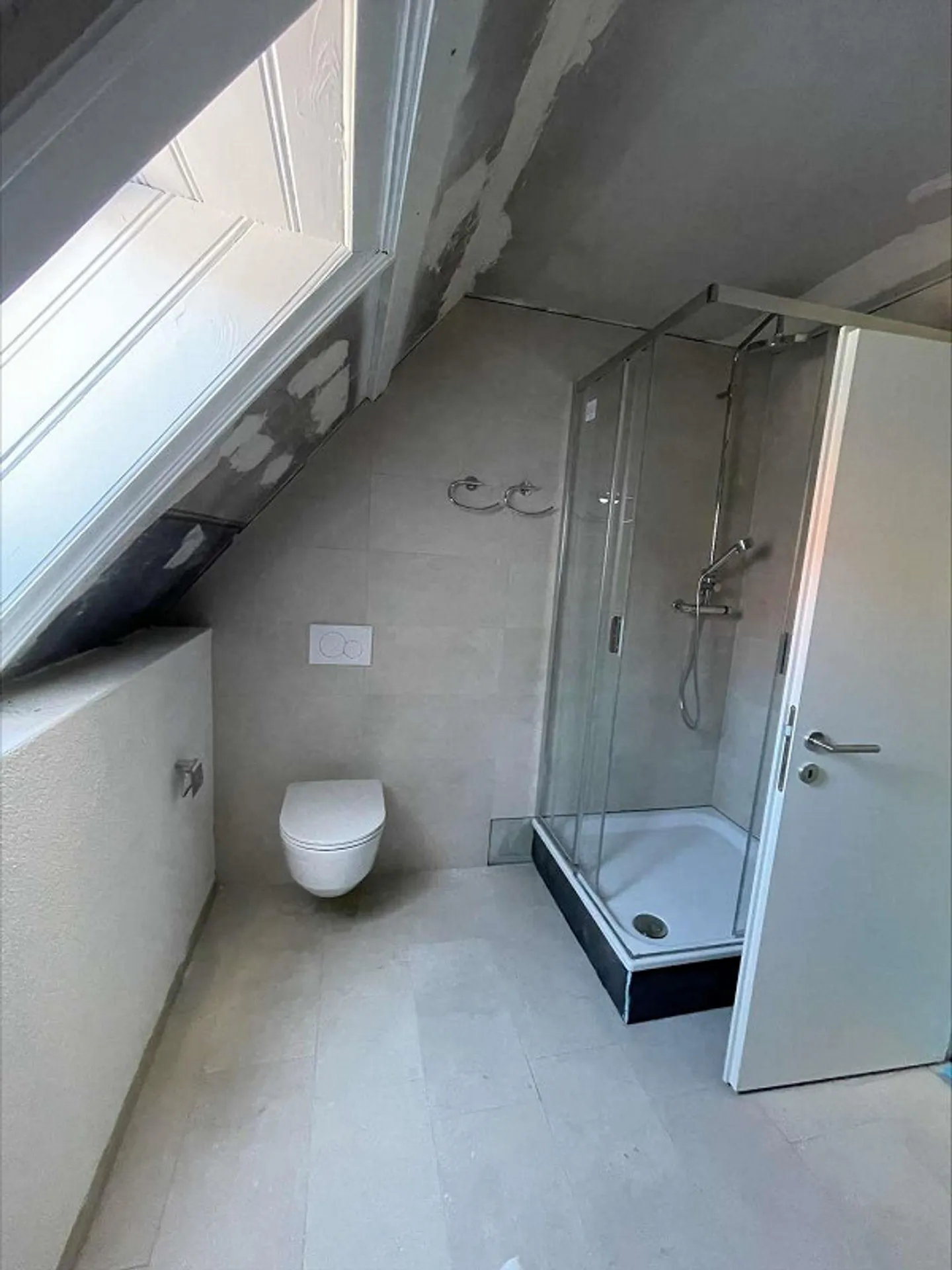 Appartement de 3,5 pièces rénové avec vue imprenable sur le lac - Photo 5 sur 6