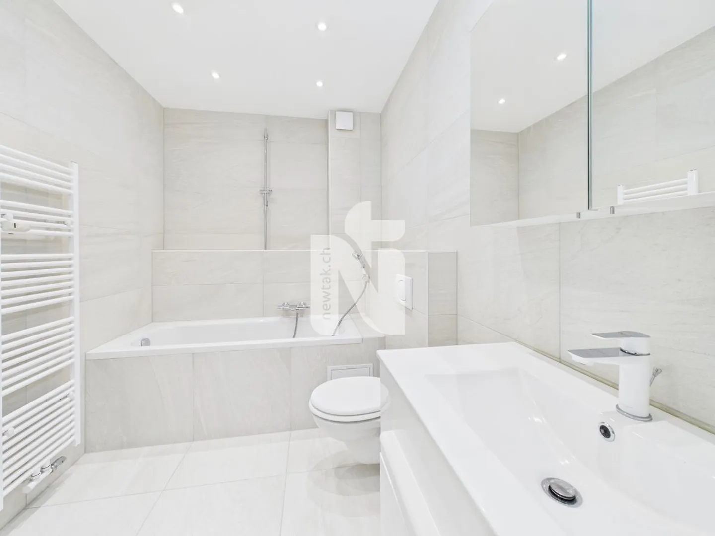 Charming 4.5-room penthouse apartment with large balcony and direct lift access - above the rooftops of Basel - Photo 4 of 10