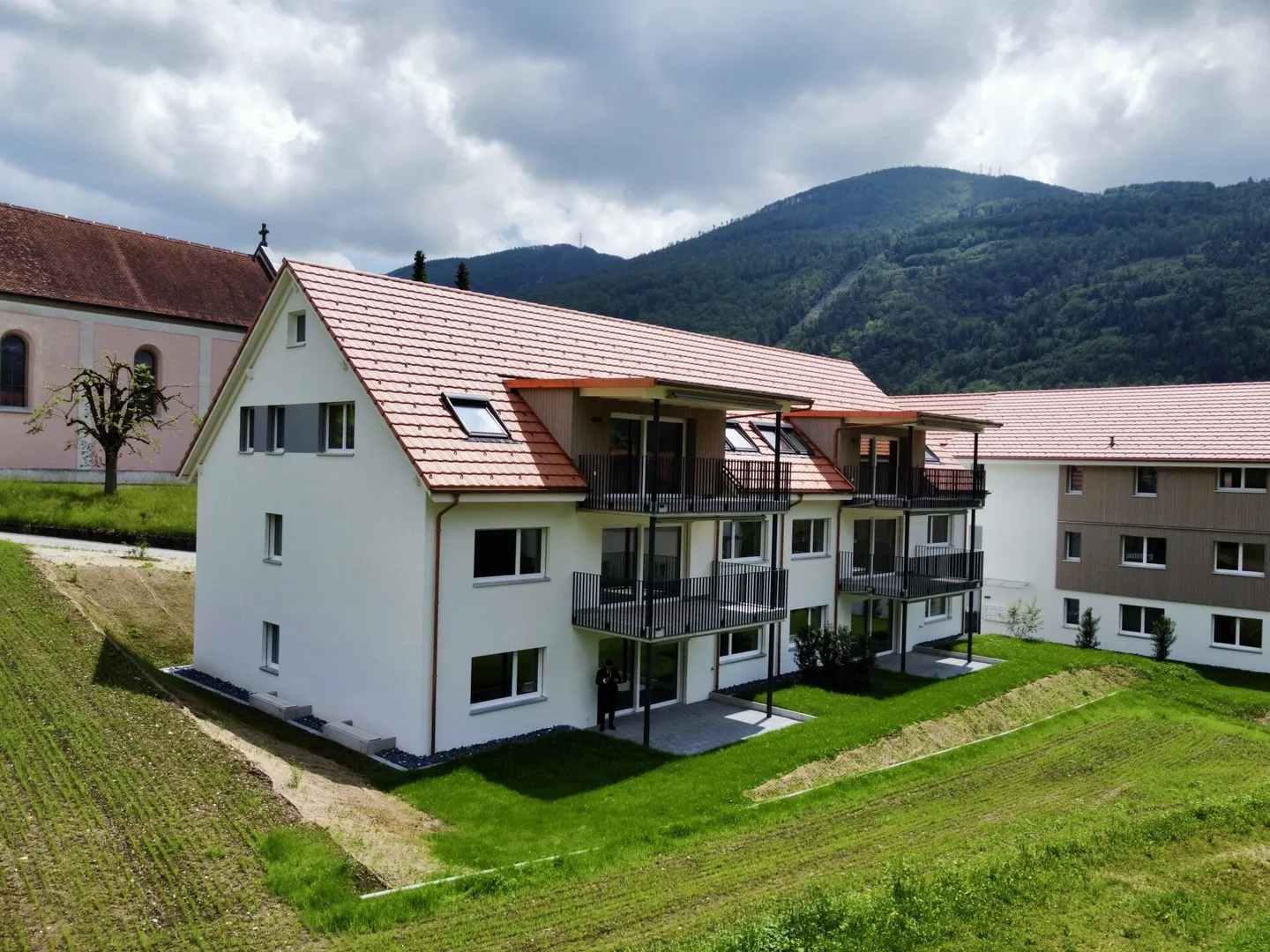 Edificio multifamiliare di nuova costruzione completamente affittato con 6 x appartamenti di 4,5 stanze - Foto 1 di 16