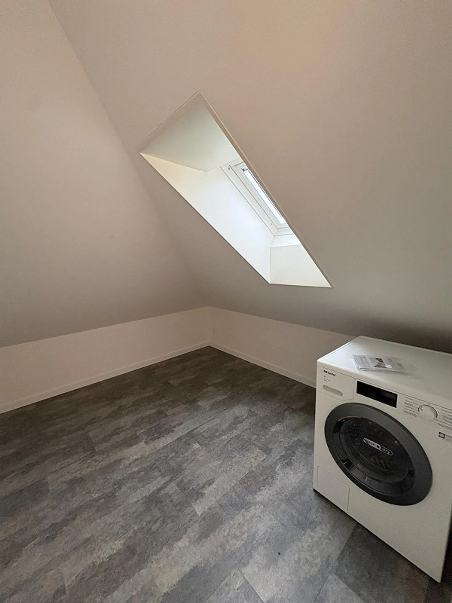 Appartement 2.5 pièces en style loft avec très grande terrasse - Photo 9 sur 10